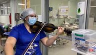 Medicinska sestra posle teške smene u kovid bolnici svira na violini: Pacijentima unosi nadu i veru
