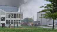 Veliki požar u novosadskoj fabrici: Mnogo vatrogasnih kola, radnici stoje ispred objekta