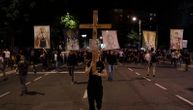Demonstrant držao krst i kleknuo pred policijom nasred Beograda: Mirno su prošli pored njega