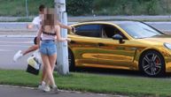 Skandalozni snimak: Srpski Jutjuber šutirao devojku nakon što ju je izbacio iz kola: "Napolje, mrš!"
