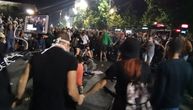 Neverovatne scene na protestu u Beogradu: Demonstranti zaigrali kolo nakon tuče i bakljade