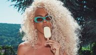 Karleuša na +33 bezobrazno liže sladoled u bikiniju koji joj prekriva 0,5% "zabranjenog"