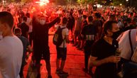 UŽIVO Izboden muškarac na protestu u Beogradu, huligani bacaju kamenice na Skupštinu i policiju