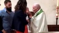 Šokantan video: Dete plače tokom krštenja, sveštenik mu lupa šamar da ga "smiri"