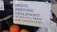 Nova mera protiv korone u jednom marketu: "Ne pljujte u prste kada uzimate kese"