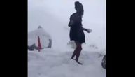 Polunag i bosonog peva u snegu na Himalajima, postao hit na internetu