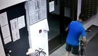 Snimak krađe u novosadskoj zgradi: Mladić ušetao, odmerio šta ima, pa izašao sa 2 tuđa bicikla
