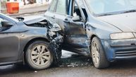 Nesreća na Zrenjaninskom putu: Povređen vozač automobila, leži bez svesti. Gradski prevoz u zastoju