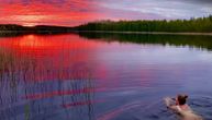 Kupanje u jezeru uz nebo koje "gori": Ovaj prizor iz Finske odmara dušu i telo