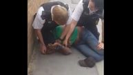 Još jedno brutalno hapšenje obišlo svet: Policajac kleknuo na vrat crnog muškarca, suspendovan je