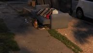 Tužan prizor na Voždovcu u jeku epidemije korone: Beskućnik leži pored kontejnera na starom dušeku