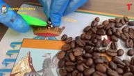 Neviđena zaplena: Policija pronašla kokain u zrnima kafe, uhapšen muškarac