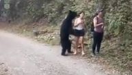 Medved prišao turistima dok su pravili selfi: Onjušio ih, upao im u kadar, pa ih iznenadio
