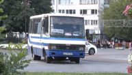 Talačka kriza još traje: Oklopnjaci okružili autobus u kom ima i dece, napadač dao ultimatum