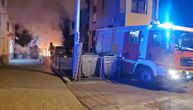 Izgoreo automobil u centru Rume: Plamen zahvatio prednji deo kola