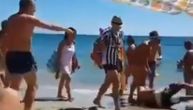 Navijač Juventusa šetao plažom u dresu, ljudi padali oko njega i vikali "penal, penal"