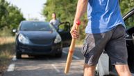 Mladić (17) nakon svađe tukao bejzbol palicom muškarca po glavi i telu: Pokušaj ubistva u Borči
