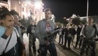 Nogo sa "pejnt-bol" puškom ispred Skupštine: Pozivao građane da topovskim udarima krenu na poslanike