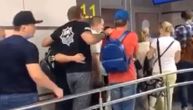 Ruskog MMA borca unosili u avion: Ne zna se da li je pijan ili ne može da hoda zbog batina