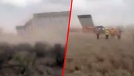 Stravični prizori iz Teksasa: Uragan Hana obario zid na granici sa Meksikom, vetar prevrtao kamione