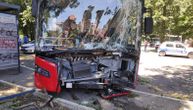 Užas u Beogradu: Autobus priklještio ženu uz drvo, na reanimaciji je. Vatrogasci spasili vozača