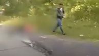 UZNEMIRUJUĆI VIDEO: Muž preklao majku naočigled dece, prolaznik snimio stravičnu scenu