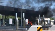 Još jedan automobil postao buktinja na auto-putu: Kod Novog Sada je zapalio i naplatnu stanicu