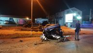 Udes u Nišu: Troje povređeno u direktnom sudaru, automobili potpuno smrskani