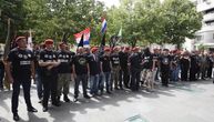 Pripadnici HOS okupirali trg u Kninu: Vikali "za dom spremni", a među njima i gradonačelnik Vukovara