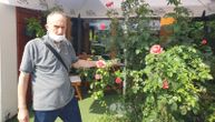 Dušan čuva i pazi jednu ružu duže od tri decenije: Ova biljka preživela je mnoge hladne užičke zime
