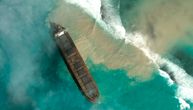 Nafta se i dalje izliva u tirkiznu vodu: Prepolovio se oštećeni brod kod Mauricijusa, šteta ogromna