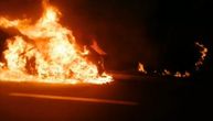Zapalio se automobil na ulazu u Beograd: Dok je plamen gutao vozilo, stvorila se velika gužva