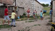 Dve kuće u selu, a desetoro dece: Živeli su u gradu kao podstanari, sreću našli u opusteloj Brestici