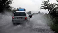 Provala oblaka u Jagodini: Jak pljusak stvorio bujice, automobili i deo benzinske pumpe plivaju