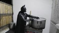 Mračni vitez pomaže građanima Santjaga: Betmen beskućnicima deli hranu u doba korone