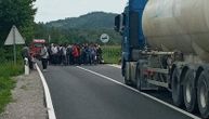 Migranti nakratko blokirali put u BiH, policija morala da ih rastera