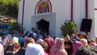 Kao da korone nema: Na stotine ljudi ispred manastira Tumane bez maske, pripijeni jedni uz druge