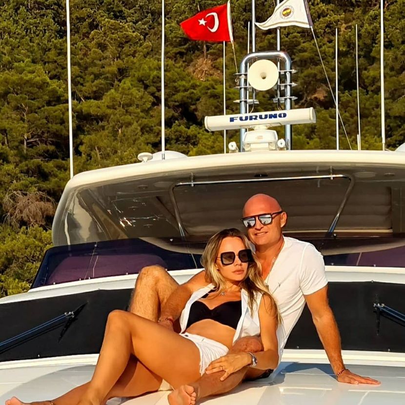 Bogato Letovanje Mili Se Vec Mesec Dana Baskari Na Jahti Tu Mu Je Seksi Zena Ali I Emina Jahovic Telegraf Rs