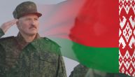 Lukašenko ponovo zgrabio kalašnjikov: Naoružan čeka demonstrante ispred predsedničke palate