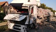 Jezive fotografije s mesta nesreće u Sremskim Karlovcima: Kamion skroz uništen, jedna osoba poginula