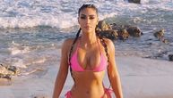 Neverovatna figura Kim Kardašijan u seksi pink bikiniju na peščanoj plaži: Pokazala je i celulit