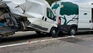 Fotografije sudara tri kombija i kamiona kod naselja Radiofar: Povređene tri osobe