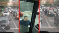 Snimak iz Novog Sada ledi krv: Razbio staklo na autobusu, pa krenuo ulicom između vozila u pokretu