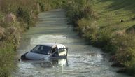 Nesvakidašnja saobraćajna nesreća: Kolima uleteo u kanal kod Obrenovca, krov viri iz vode