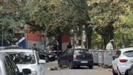 Jezive fotografije sa mesta pucnjave na Banjici: Na parkingu i dalje leži telo ubijenog mladića (18)