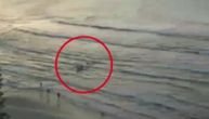 Snimak izvlačenja muškarca iz vode nakon napada ajkule: Pojurili da mu pomognu, nije mu bilo spasa