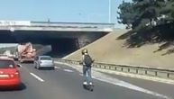 Mladić vozio trotinet 80 km/h na auto-putu na Novom Beogradu: I ne samo to, i preticao je