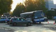 Krenuli na put, pa propali autobusom kroz asfalt: Nezgoda na tek asfaltiranoj raskrsnici u Vranju