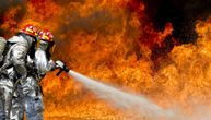 Veliki požar u Sremskoj Mitrovici: Gust dim kulja iz kuće, vatrogasci pokušavaju da savladaju vatru