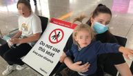 Mama i troje dece danima spavaju na podu aerodroma: Izbačeni iz aviona zbog novog pravila vlade